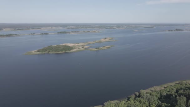 Ukrayna doğası, Dnipro Nehri. Hava görüntüsü. Ağır çekim, düz, gri — Stok video