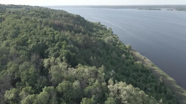 Povaha Ukrajiny: řeka Dnipro. Letecký pohled. Zpomalený pohyb, plochý, šedý — Stock video