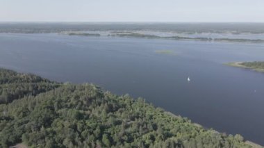 Ukrayna doğası, Dnipro Nehri. Hava görüntüsü. Ağır çekim, düz, gri