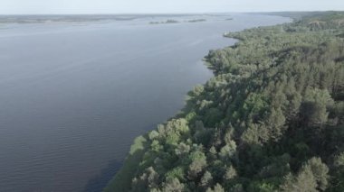 Ukrayna doğası, Dnipro Nehri. Hava görüntüsü. Ağır çekim, düz, gri