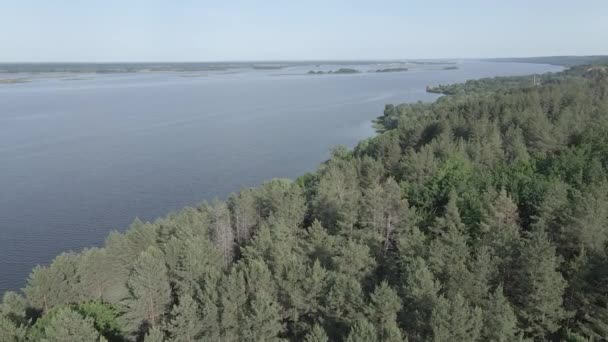 Natuur van Oekraïne: rivier Dnipro. Luchtfoto 's. Langzame beweging, vlak, grijs — Stockvideo