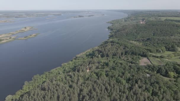 Nature de l'Ukraine : Rivière Dnipro. Vue aérienne. Mouvement lent, plat, gris