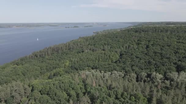 Natureza da Ucrânia: Rio Dnipro. Vista aérea. Movimento lento, plano, cinza — Vídeo de Stock