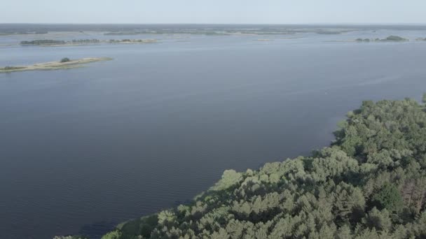 Natuur van Oekraïne: rivier Dnipro. Luchtfoto 's. Langzame beweging, vlak, grijs — Stockvideo