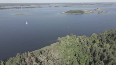 Ukrayna doğası, Dnipro Nehri. Hava görüntüsü. Ağır çekim, düz, gri