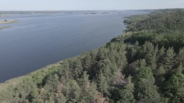 Ukrayna doğası, Dnipro Nehri. Hava görüntüsü. Ağır çekim, düz, gri