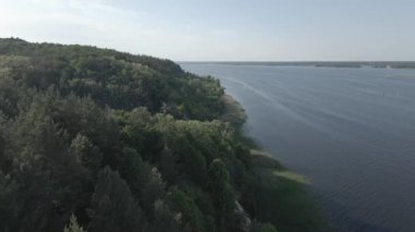 Ukrayna doğası, Dnipro Nehri. Hava görüntüsü. Ağır çekim, düz, gri