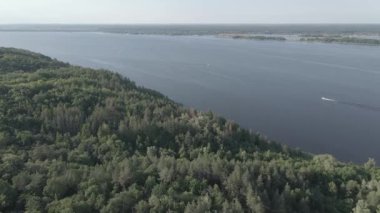 Ukrayna doğası, Dnipro Nehri. Hava görüntüsü. Ağır çekim, düz, gri