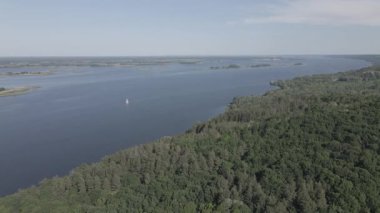 Ukrayna doğası, Dnipro Nehri. Hava görüntüsü. Ağır çekim, düz, gri