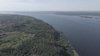 Ukrayna doğası, Dnipro Nehri. Hava görüntüsü. Ağır çekim, düz, gri