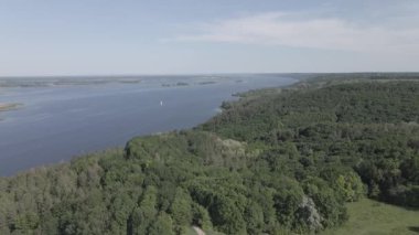 Ukrayna doğası, Dnipro Nehri. Hava görüntüsü. Ağır çekim, düz, gri