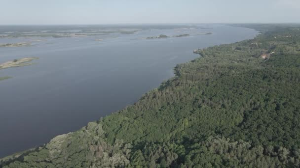 Natuur van Oekraïne: rivier Dnipro. Luchtfoto 's. Langzame beweging, vlak, grijs — Stockvideo