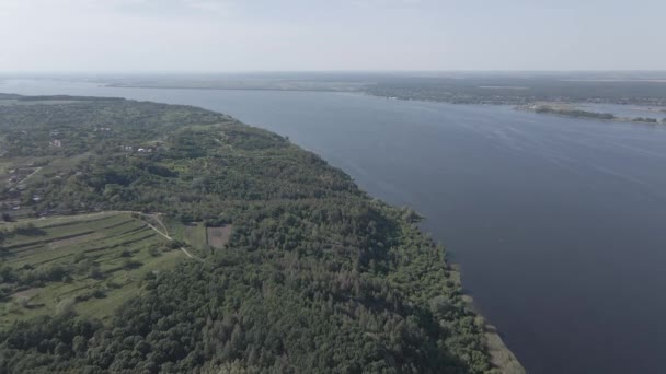 Natur der Ukraine: Fluss Dnipro. Luftaufnahme. Zeitlupe, flach, grau — Stockvideo