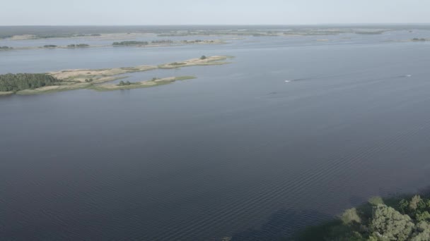 Natuur van Oekraïne: rivier Dnipro. Luchtfoto 's. Langzame beweging, vlak, grijs — Stockvideo
