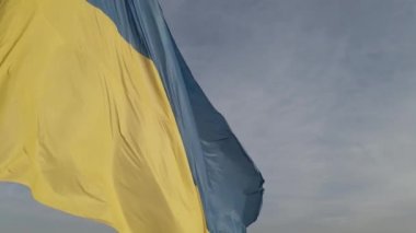 Ukrayna bayrağı. Ağır çekim. Kyiv. Ukrayna. Gri, düz