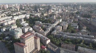 Ukrayna, Kyiv 'in havadan görünüşü. Ağır çekim, düz, gri