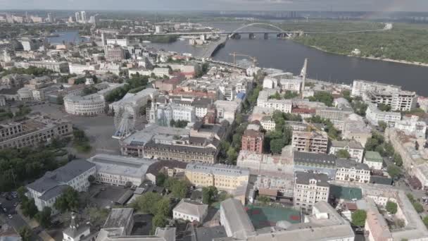 Letecký pohled na Kyjev, Ukrajinu. Zpomalený pohyb, plochý, šedý — Stock video