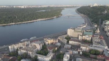Ukrayna, Kyiv 'in havadan görünüşü. Ağır çekim, düz, gri