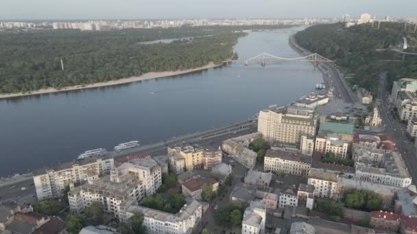 Pemandangan udara Kyiv, Ukraina. Lambat gerak, datar, abu-abu — Stok Video