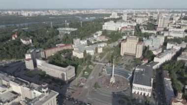 Ukrayna, Kyiv 'in havadan görünüşü. Ağır çekim, düz, gri