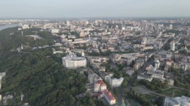 Ukrayna, Kyiv 'in havadan görünüşü. Ağır çekim, düz, gri