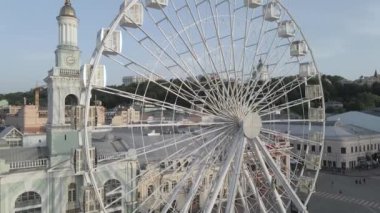 Ukrayna, Kyiv 'in havadan görünüşü. Ağır çekim, düz, gri
