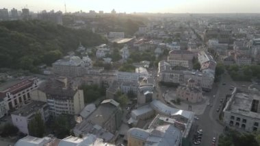 Ukrayna, Kyiv 'in havadan görünüşü. Ağır çekim, düz, gri