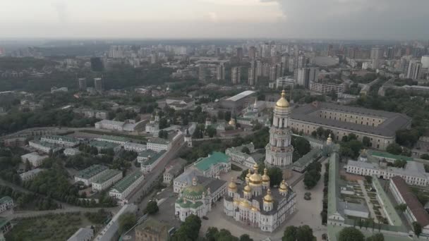 Luchtfoto van Kiev, Oekraïne. Langzame beweging, vlak, grijs — Stockvideo