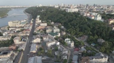 Ukrayna, Kyiv 'in havadan görünüşü. Ağır çekim, düz, gri