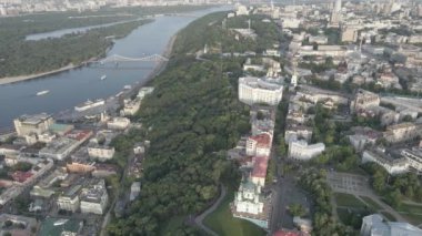 Ukrayna, Kyiv 'in havadan görünüşü. Ağır çekim, düz, gri
