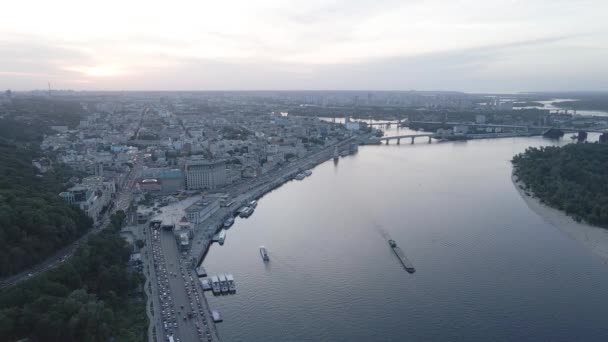 Vista aérea de Kiev, Ucrania. Movimiento lento, plano, gris — Vídeos de Stock