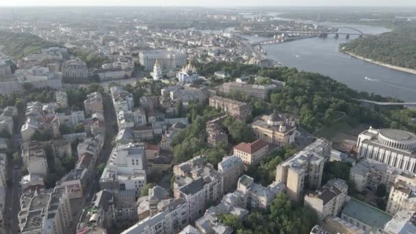 Ukrayna, Kyiv 'in havadan görünüşü. Ağır çekim, düz, gri — Stok video
