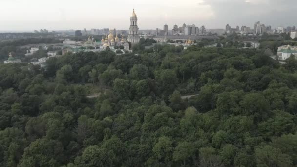 Letecký pohled na Kyjev, Ukrajinu. Zpomalený pohyb, plochý, šedý — Stock video