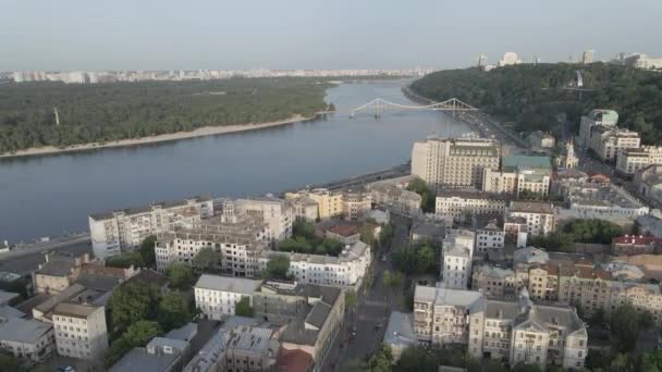 Luchtfoto van Kiev, Oekraïne. Langzame beweging, vlak, grijs — Stockvideo