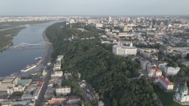 Вид с воздуха на Киев, Украина. Медленное движение, плоское, серое — стоковое видео
