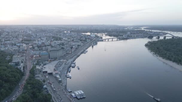 Vista aérea de Kiev, Ucrania. Movimiento lento, plano, gris — Vídeos de Stock