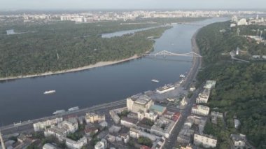 Ukrayna, Kyiv 'in havadan görünüşü. Ağır çekim, düz, gri