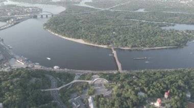 Ukrayna, Kyiv 'in havadan görünüşü. Ağır çekim, düz, gri
