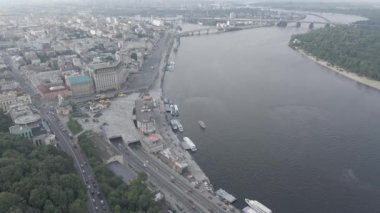 Ukrayna, Kyiv 'in havadan görünüşü. Ağır çekim, düz, gri