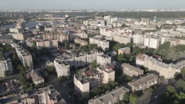 Ukrayna, Kyiv 'in havadan görünüşü. Ağır çekim, düz, gri