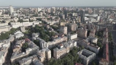 Ukrayna, Kyiv 'in havadan görünüşü. Ağır çekim, düz, gri