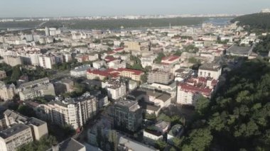 Ukrayna, Kyiv 'in havadan görünüşü. Ağır çekim, düz, gri