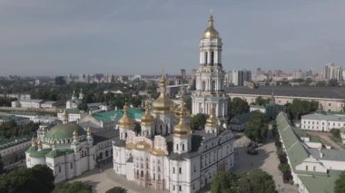 Kyiv 'in mimarisi. Ukrayna: Kyiv Pechersk Lavra 'nın hava manzarası. Ağır çekim, düz, gri