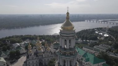 Kyiv 'in mimarisi. Ukrayna: Kyiv Pechersk Lavra 'nın hava manzarası. Ağır çekim, düz, gri