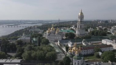 Kyiv 'in mimarisi. Ukrayna: Kyiv Pechersk Lavra 'nın hava manzarası. Ağır çekim, düz, gri