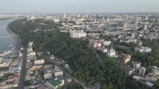 Вид с воздуха на Киев, Украина. Медленное движение, плоское, серое — стоковое видео