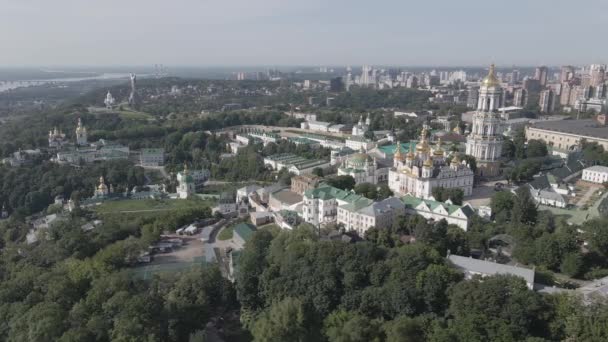 Kijev építészete. Ukrajna: Kijevi Pechersk Lavra légi képe. Lassú mozgás, lapos, szürke — Stock videók