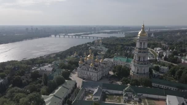 基辅的建筑。Ukraine: Aerial view of Kyiv Pechersk Lavra.慢动作，平坦，灰色 — 图库视频影像