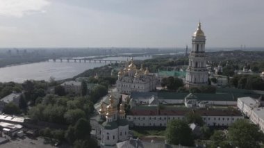 Kyiv 'in mimarisi. Ukrayna: Kyiv Pechersk Lavra 'nın hava manzarası. Ağır çekim, düz, gri