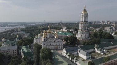Kyiv 'in mimarisi. Ukrayna: Kyiv Pechersk Lavra 'nın hava manzarası. Ağır çekim, düz, gri